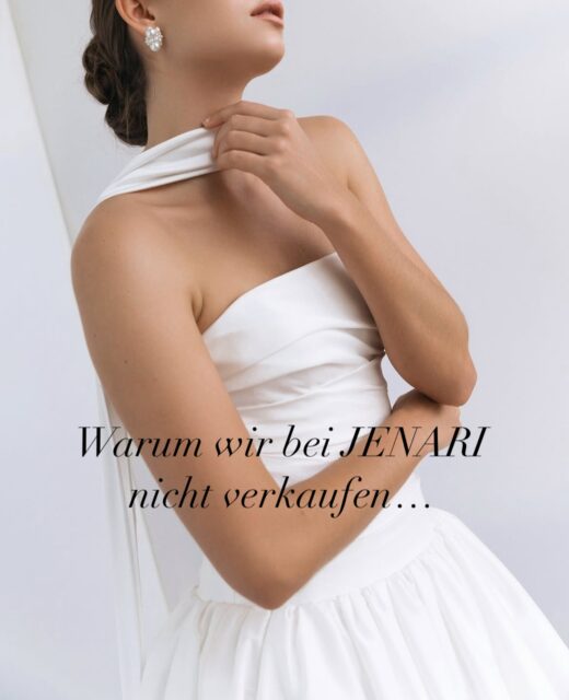 Bei uns geht es nicht ums Verkaufen
– sondern ums Fühlen.
Wir glauben daran, dass jede Braut ihren Moment finden darf – ganz ohne Druck, ohne Überredung, ohne „nur heute gültig“, oder „worauf wartest du, beim Mann musstest du dich doch auch irgendwann entscheiden?!“
Denn Liebe entsteht nicht unter Zwang. 💫
Unsere Werte heißen Herz, Freiheit & Wertschätzung.
Darum begleiten wir dich mit offenen Ohren, ehrlichen Worten und ganz viel Gefühl.
Wir möchten, dass du dich frei fühlst – frei, zu träumen, zu entscheiden, du selbst zu sein. 🤍
Vielleicht verlieren wir dadurch manchmal eine Braut, die durch mehr Überredung eventuell doch JA gesagt hätte,
aber das ist völlig in Ordnung.
🤍 People before profit.
Herz statt Hektik.
Vertrauen statt Taktik
Denn jede einzelne Jenari Bride entscheidet sich aus dem Herzen heraus –
und genau das ist für uns das Schönste, was es gibt. ✨
Wir verkaufen keine Kleider - wir beraten euch auf dem Weg zum Traumkleid!
Wir schaffen Erinnerungen.
Momente voller Vertrauen, Freude und Liebe. 💍
das ist die JENARIJOURNEY die wir mit jeder einzelnen Braut erleben möchten und dürfen.
Danke für jede Reise mit Euch🤍
#jenaribride #brautmode #bridalmoments #herzstattdruck #wertschätzung #freiheitimbusiness #authentisch #bridetobe #lovewins #fürdieliebe