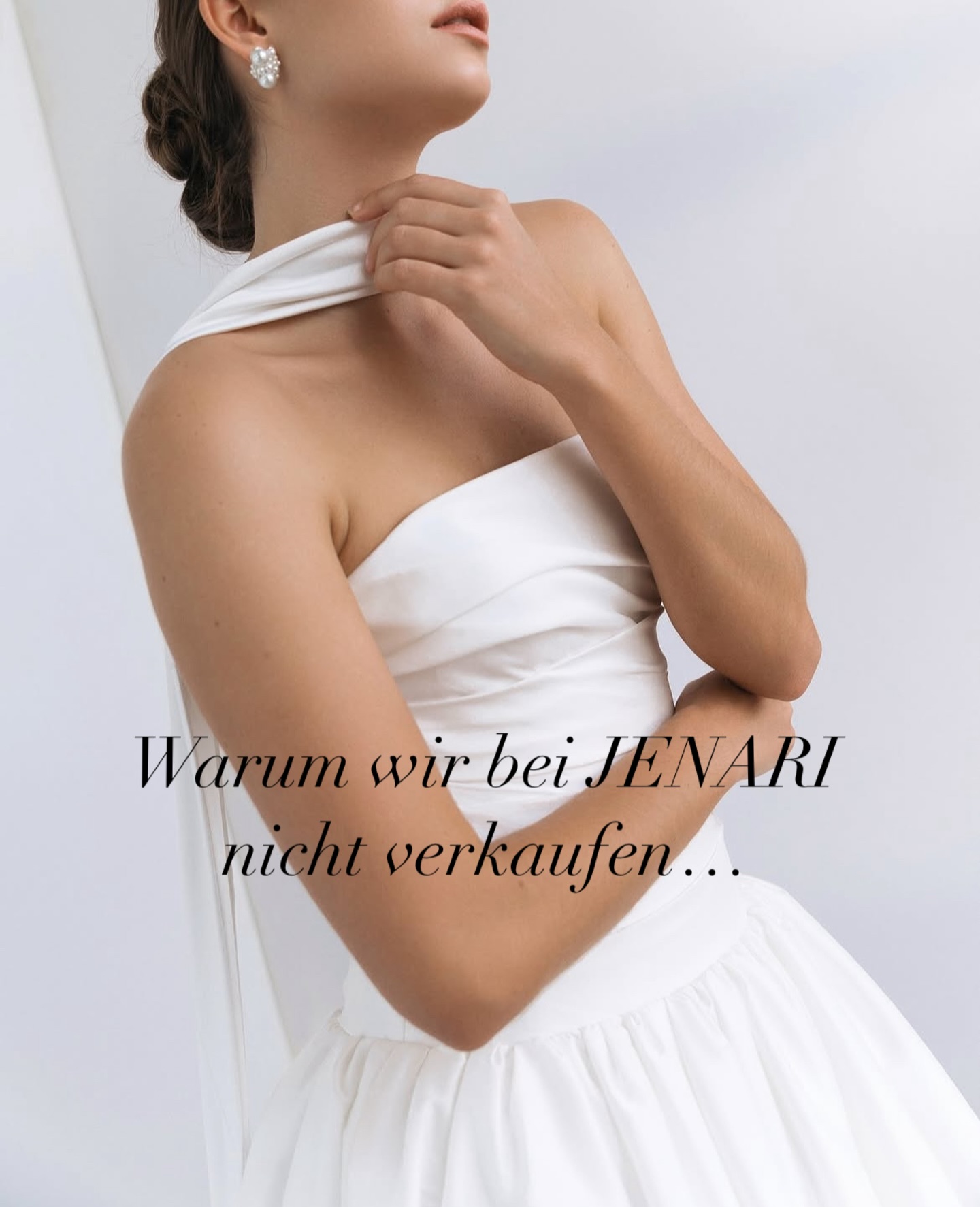 Bei uns geht es nicht ums Verkaufen 
 – sondern ums Fühlen. 

Wir glauben daran, dass jede Braut ihren Moment finden darf – ganz ohne Druck, ohne Überredung, ohne „nur heute gültig“, oder „worauf wartest du, beim Mann musstest du dich doch auch irgendwann entscheiden?!“ 

Denn Liebe entsteht nicht unter Zwang. 💫
Unsere Werte heißen Herz, Freiheit & Wertschätzung.

Darum begleiten wir dich mit offenen Ohren, ehrlichen Worten und ganz viel Gefühl.
Wir möchten, dass du dich frei fühlst – frei, zu träumen, zu entscheiden, du selbst zu sein. 🤍 

Vielleicht verlieren wir dadurch manchmal eine Braut, die durch mehr Überredung eventuell doch JA gesagt hätte,
aber das ist völlig in Ordnung. 

🤍 People before profit. 
Herz statt Hektik. 
Vertrauen statt Taktik

Denn jede einzelne Jenari Bride entscheidet sich aus dem Herzen heraus –
und genau das ist für uns das Schönste, was es gibt. ✨

Wir verkaufen keine Kleider - wir beraten euch auf dem Weg zum Traumkleid! 

Wir schaffen Erinnerungen.
Momente voller Vertrauen, Freude und Liebe. 💍

das ist die JENARIJOURNEY die wir mit jeder einzelnen Braut erleben möchten und dürfen. 

Danke für jede Reise mit Euch🤍

#jenaribride #brautmode #bridalmoments #herzstattdruck #wertschätzung #freiheitimbusiness #authentisch #bridetobe #lovewins #fürdieliebe