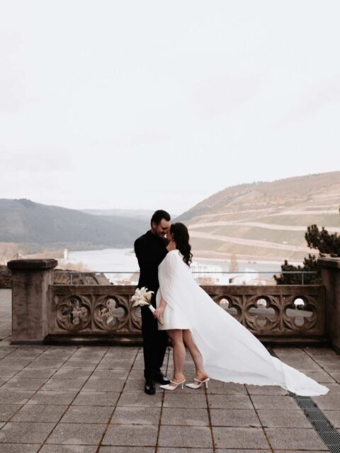 JENARIbride Selina
wie wundervoll zu sehen wie ihr in euren Bridallooks strahlt.
Es war uns eine riesige Ehre dich liebe Selina gleich zwei mal auszustatten.
Heute zeigen wir euch ihren absolut wunderschönen und coolen Look zum Standesamt.
Natürlich hoffen wir , dass wir wir auch einen Blick auf ihren Bridallook in ihrem Traumkleid bekommen werden.
Fotos @alera_photography