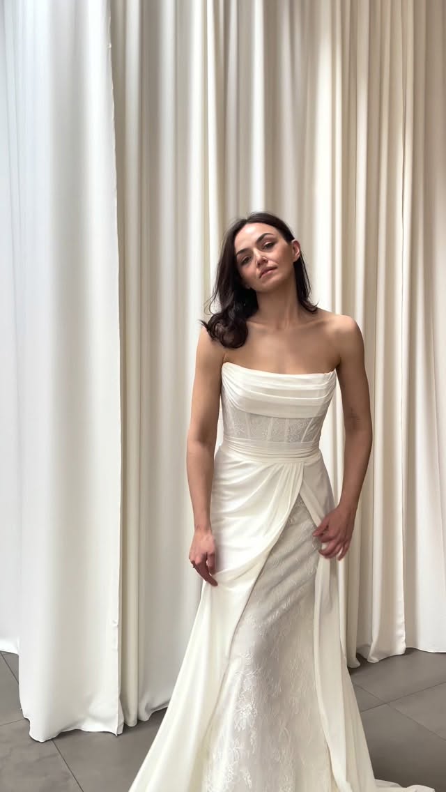 in Love with Freesia @watters
perfekt wenn du ein schlichtes Kleid suchst, aber auf dezente französische Spitze nicht verzichten möchtest & vor allem wenn du es liebst am Tag mit Ärmeln zu spielen.
Bei dem Kleid kein Problem, durch die abnehmbaren Ärmel kreierst du einen Look der sich deinen Tag anpasst.
jetzt für dich im Store zur Anprobe verfügbar
🤍