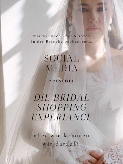 Social media zerstört die Bridalshoppingexperiance!
versteht uns nicht falsch, wir lieben Pinterest und co. allerdings hat es in letzter Zeit so ein Ausmaß angenommen, dass wir uns manchmal wünschen würden, dass unsere Kundinnen weniger auf Socailmedia und dafür mehr bei sich wären.
Jedes Jahr gibt es neue Trends – neue Silhouetten, Stoffe und „Must-haves“ die alle Plattformen als content nutzen.
Viele Bräute fühlen sich dadurch unter Druck gesetzt und haben das Bedürfnis alles ausprobieren zu wollen, um etwas auszuschließen zu können.
Bei Anproben probieren sie alles aus, was gerade angesagt ist – und verlieren dabei oft das Gefühl dafür, was wirklich zu ihnen passt und wie sich der Moment anfühlt.
Doch ein Trend sagt nichts über dich aus. Er kennt weder deine Persönlichkeit noch deine Geschichte.
Ein Kleid ist nicht besonders, weil es im Trend liegt, sondern weil du darin aufblühst und dich ganz du selbst fühlst.
Manchmal ist es der aktuelle Trend, manchmal zeitlos, mutig oder schlicht – alles ist richtig, solange es sich für dich gut anfühlt.
Am Ende erinnert sich niemand an Trends, sondern an dein Strahlen und dein Gefühl. ✨
Dieses entsteht im Moment vor dem Spiegel, wenn du spürst: „Das bin ich.“
Nutze Trends als Inspiration – aber entscheide selbst, wer du an deinem Hochzeitstag bist. 🤍
Lass dir Raum während der Anprobe für dich und dein Gefühl, weil Trends kommen und gehen.
In diesem Sinne genieße mehr den Moment als das Hinterherjagen von Bildern.
Wir freuen uns sehr auf alle Bräute die den Weg zu uns finden und wir gemeinsam, auf Traumkleidsuche gehen können.
Alles Fotos in diesem Beitrag @kaara.stories