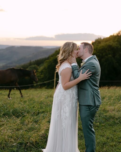 JENARIBRIDE Katja
auch diese Hochzeit war bereits letztes Jahr im September und ich bin so happy euch auch diese besondere Hochzeit und die wunderschöne Katja zeigen zu dürfen.
Es war mir eine ganz besondere Ehre mit dir @happy_katti
du hast es mir mit deiner ganz liebevollen Art ganz leicht gemacht und ich bin unendlich froh, dass du auf dein Herz gehört hast, das Kleid war wirklich wie für dich gemacht.
auch Katja hat mir eine Bewertung dagelassen, die mich ganz glücklich und stolz gemacht hat.
Danke liebe Katja für dein Vertrauen, es erfüllt mich mit ganz viel Freude, dass ich Teil dieser Reise sein durfte und einen kleinen, aber wunderschönen Teil zu eurer perfekten Sauerländischen Hochzeit beitragen durfte ❤️❤️❤️
Danke auch an @storiesbyarrestomomentum für die Fotos und @chicundmodern für die wundervollen Blumen & Dekoration
⭐️⭐️⭐️⭐️⭐️
Liebe Bräute, die ihr noch auf der Suche nach dem perfekten Kleid seid: Lasst euch unbedingt von Nadja beraten! Seit Betreten ihres Ladens habe ich mich unglaublich wohl gefühlt. Mit ihrer ehrlichen, feinfühligen und empathischen Art ist Nadja komplett auf mich eingegangen und wusste sofort, was ich mir vorstellen konnte und was nicht. Auch als Curvy-Bride wurde ich bei ihr fündig. Ich habe meine ersten drei Kleider jemals anprobiert und mich direkt in das erste Kleid verliebt, weshalb ich erst Zweifel hatte, ob es das wirklich schon gewesen sein sollte. Nadja hat mich bei meinen Zweifeln nicht unter Druck gesetzt, es schnell zu kaufen. Im Gegenteil, sie hat mir dazu geraten, darüber zu schlafen und in mich zu gehen. Ein guter Rat, denn am nächsten Tag konnte ich mir meine Hochzeit schon gar nicht mehr ohne mein Lieblingskleid vorstellen und bin nun voll und ganz zufrieden. Ich freue mich sehr, eine Jenari-Bride zu sein und vertraue total darauf, dass Nadja die Änderungen vornimmt, sodass es noch mehr zu meinem persönlichen Kleid wird.