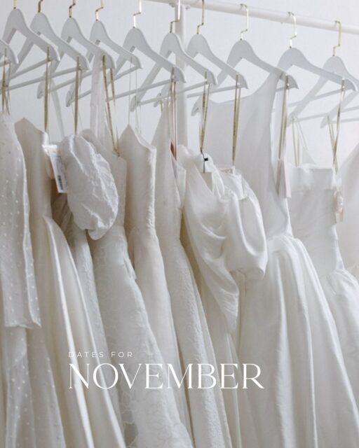 Unsere Store Termine im November
speichert Euch diesen Beitrag damit ihr das nicht vergesst. #Ihr könnt wieder zweimal diesen Monat ohne Termin bei uns stöbern und es gibt eine grandiose Aktion bei Catherine Deane diesen Monat. Ihr habt vom 7.11-16.11 die Möglichkeit die Neuen Kollektionsteile der Garden of Eden Collection ganze 15% günstiger zu bekommen.
also bucht euch eure Anprobe bei uns oder kommt beim Stöbern am 4.11. vorbei und schaut euch die Kollektion gerne an. wir freuen uns auf einen zauberhaften November und eure Anproben🥹
Nadja und das Jenari Team