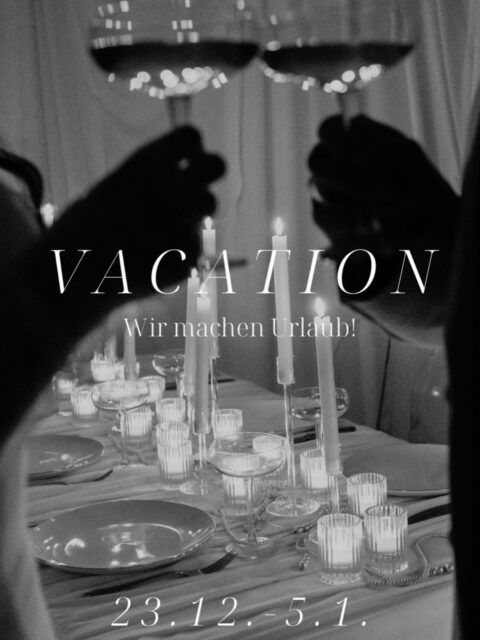 WIR MACHEN EINE KLEINE WINTERPAUSE 

vom 23.12 -5.1 sind wir nur bedingt erreichbar.
wir gönnen uns eine kleine Pause.

für den 20.12. ist noch ein  Termin um 15:30uhr für die eine Brautkleidsuche frei, wer noch dieses Jahr Ja sagen möchte, das wäre die letzte Möglichkeit bei uns.

Ansonsten hält Hümeyra am 27.12. und am 3.1. hier die Stellung und begleitet Eure Traumkleidsuchen. 

Bitte ruft uns nicht an🫶, wir werden die Telefonate nicht annehmen können. Am Besten ihr schreibt uns eine Mail an
info@jenari.de
wir werden täglich auf Mails antworten können.

Danke für euer Verständnis ❤️

Wir freuen uns sehr auf euch! 

Nadja und das JENARITeam

📸 @karinawiebe_photography