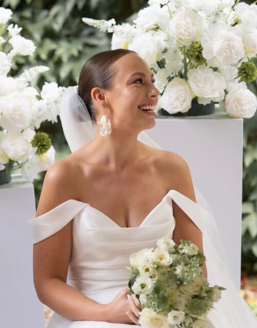 JENARIBRIDE- @jini_indra
Bereits letztes Jahr hat die wunderschöne Janina, JA gesagt. Und nun möchte ich ihre Bilder gerne auch mit Euch teilen 🤍
mit ihrer Bewertung die sie uns auf Google hinterlassen hat
⭐️⭐️⭐️⭐️⭐️
„Schon als ich bei der Brautkleid Suche meiner besten Freundin das erste Mal bei Jenari war, stand für mich fest: wenn ich heirate werde ich mein Kleid hier kaufen. Nadja ist die mit Abstand kompetenteste aber auch herzlichste und vor allem fairste und ehrlichste Verkäuferin die ich je in meinem Leben gesehen habe. Sowohl ich, als auch meine Begleiterinnen waren nach dem Besuch hin und weg.
Zu dem Zeitpunkt der ersten Anprobe habe ich mich nicht so wohl in meinem Körper gefühlt, aber Nadja hat es geschafft, dass ich mich bei dem Termin keines Wegs unwohl gefühlt habe, wovor ich zuvor große Angst hatte. Die Kleider sind ein Traum und beim anprobieren habe ich mich direkt in das aller erste Kleid verliebt.
Das Kleid hatte ursprünglich Puff-Ärmel, die ich allerdings in einen anderen Stil geändert haben wollte. Nadja hat die gewünschten Änderungen perfekt umgesetzt und es zu dem Traumkleid gemacht, was ich mir immer gewünscht habe.
Der Store ist so schön und mit so viel Liebe eingerichtet, man merkt, dass es nicht nur ein Laden/Job ist, sondern eine Leidenschaft!
Liebe Nadja,
vielen Dank für deine tolle Beratung, emotionale Stütze und deine Geduld, als es um die Entscheidung um den Schleier ging, die mir nicht leicht gefallen ist! 🤍 Danke danke danke 🤍 ich werde dich weiterhin jedem weiterempfehlen ☺️“
Ich kann nicht sagen, wie glücklich ich bin, dass ich so wunderbare Bräute habe.
Es ist eine riesige Ehre Teil eurer Liebesgeschichte gewesen zu sein. Ich Danke Jeder einzelnen für das Vertrauen.
Fotos @mirela.mat.fotografie
video @pries_film
H&M @bahora.pfautsch
location @alte_schlossfabrik schloss
Deko @jindra.shop