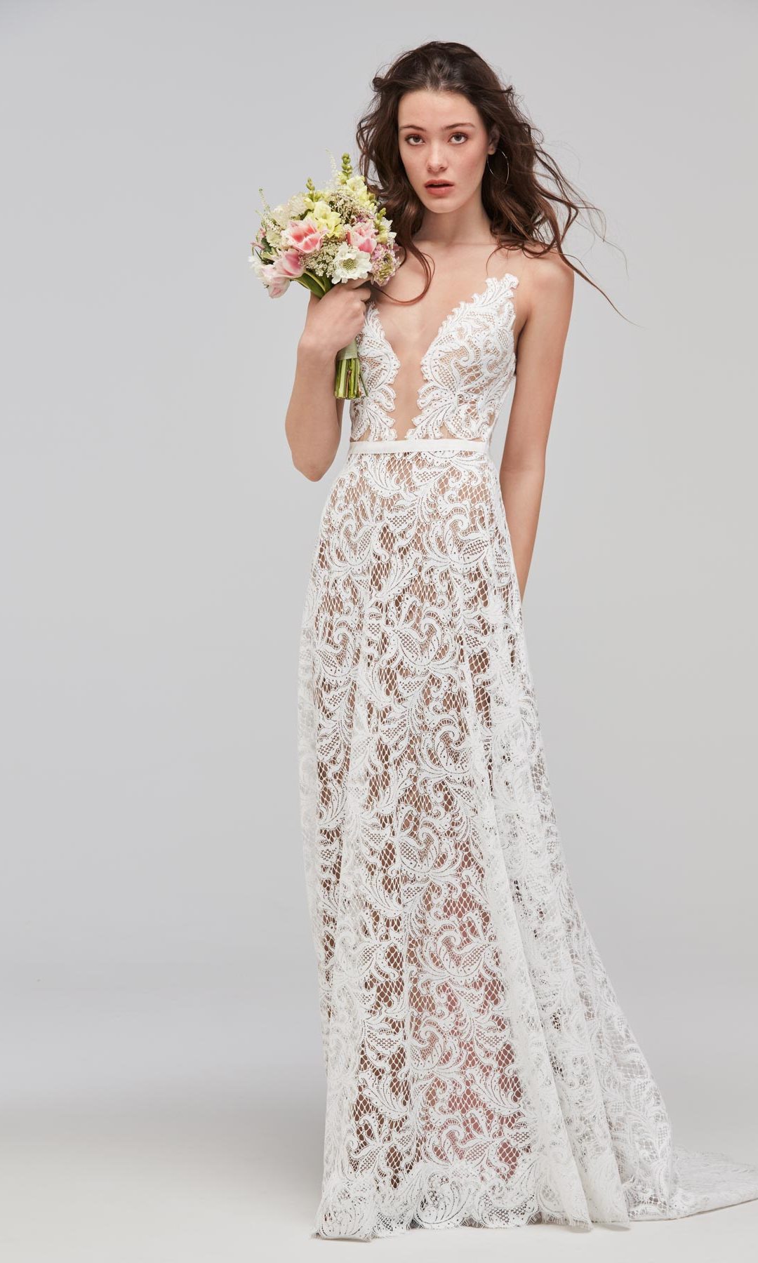 Frau in einem Brautkleid mit Spitze im Boho Stil