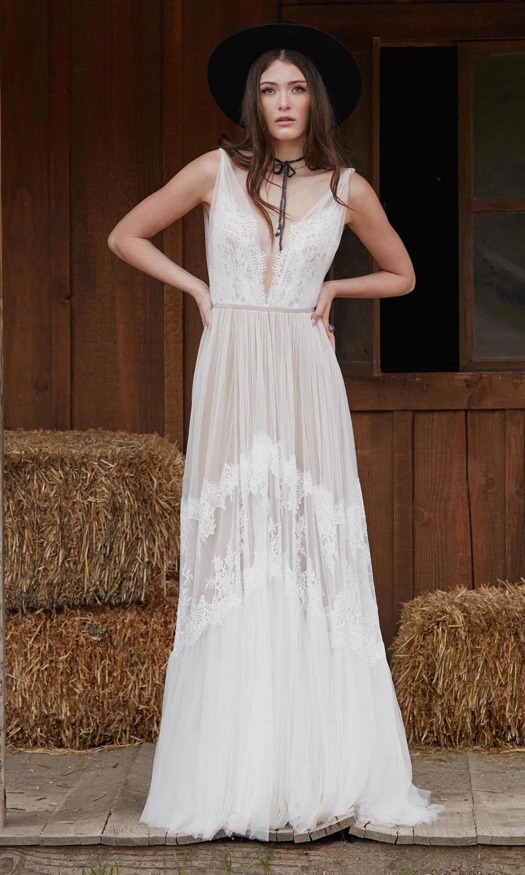 Braut hat einen Hut auf