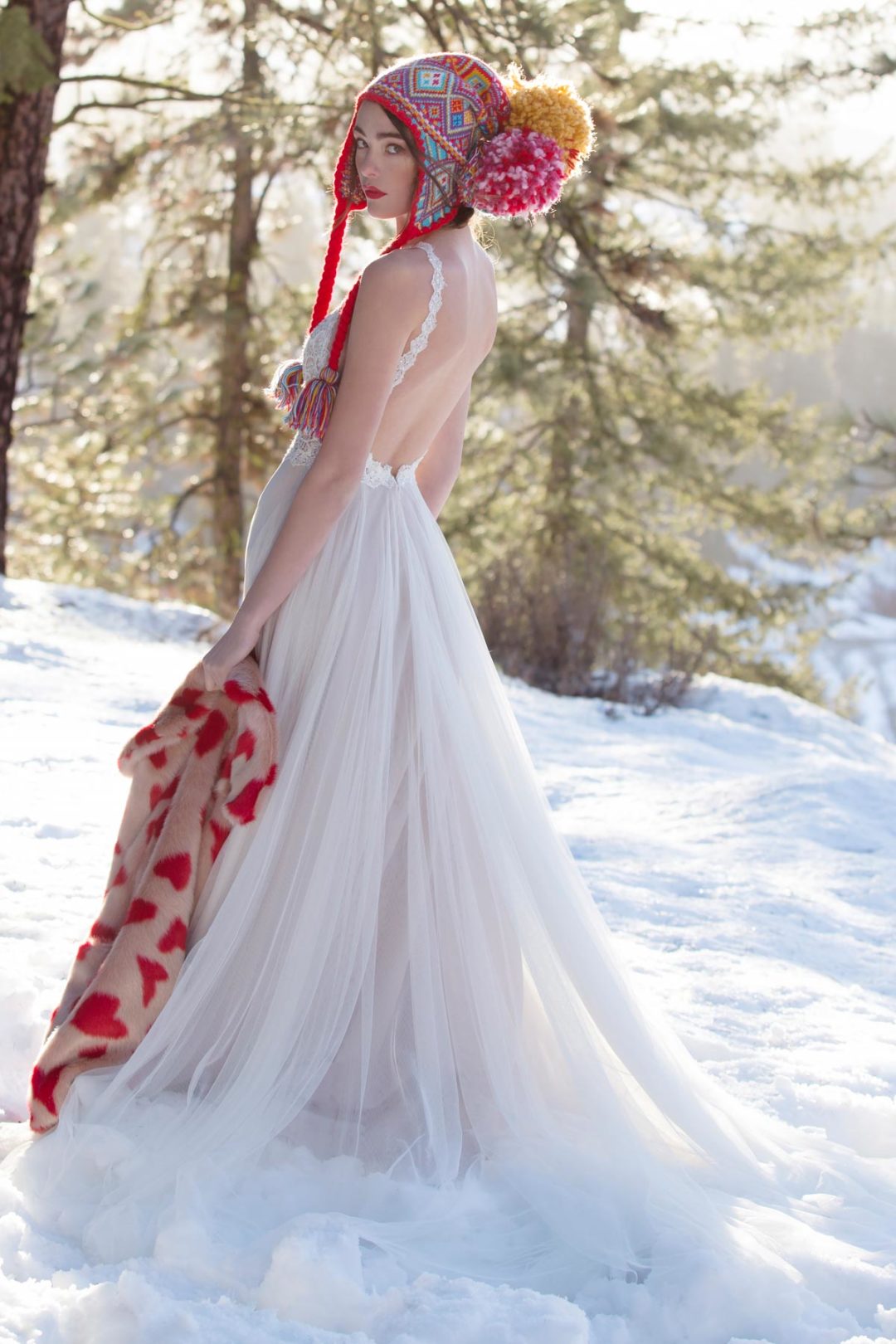 Braut im Schnee mit roter Mtze