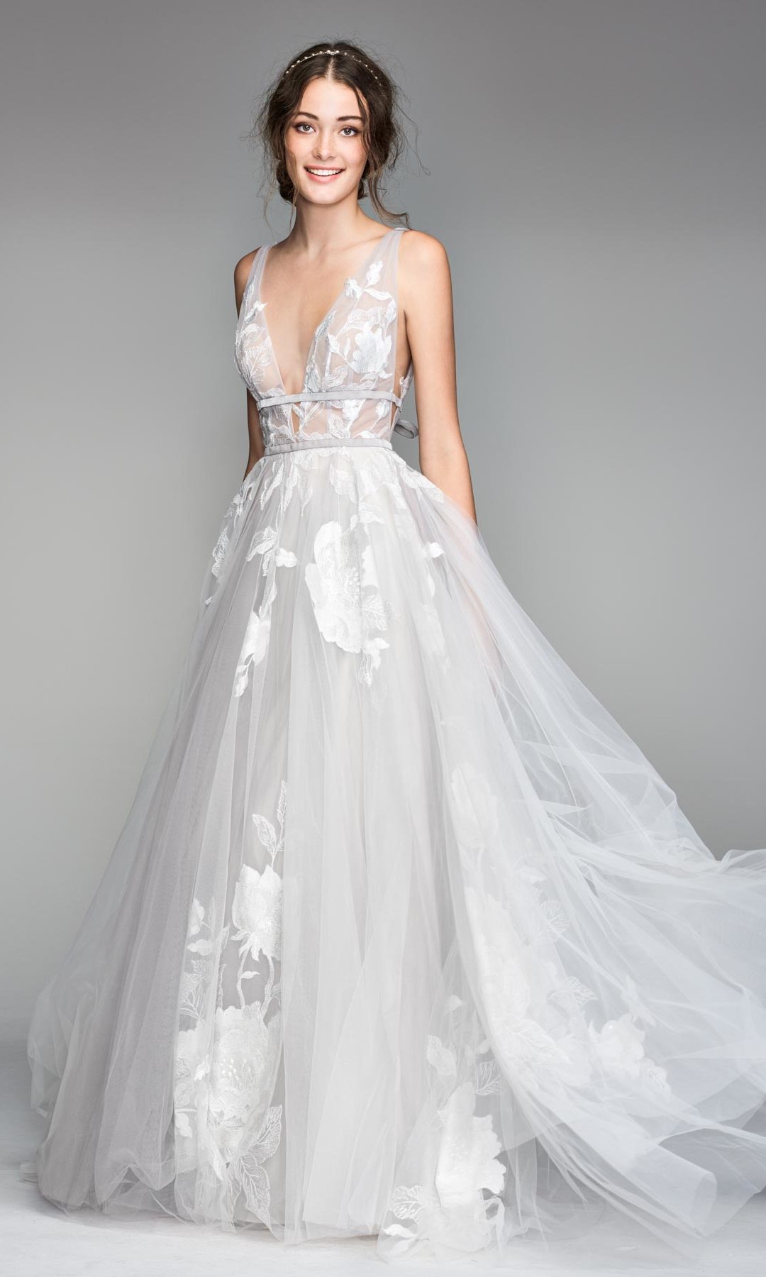 Elegante Btaut im Kleid mit Floraler Spitze