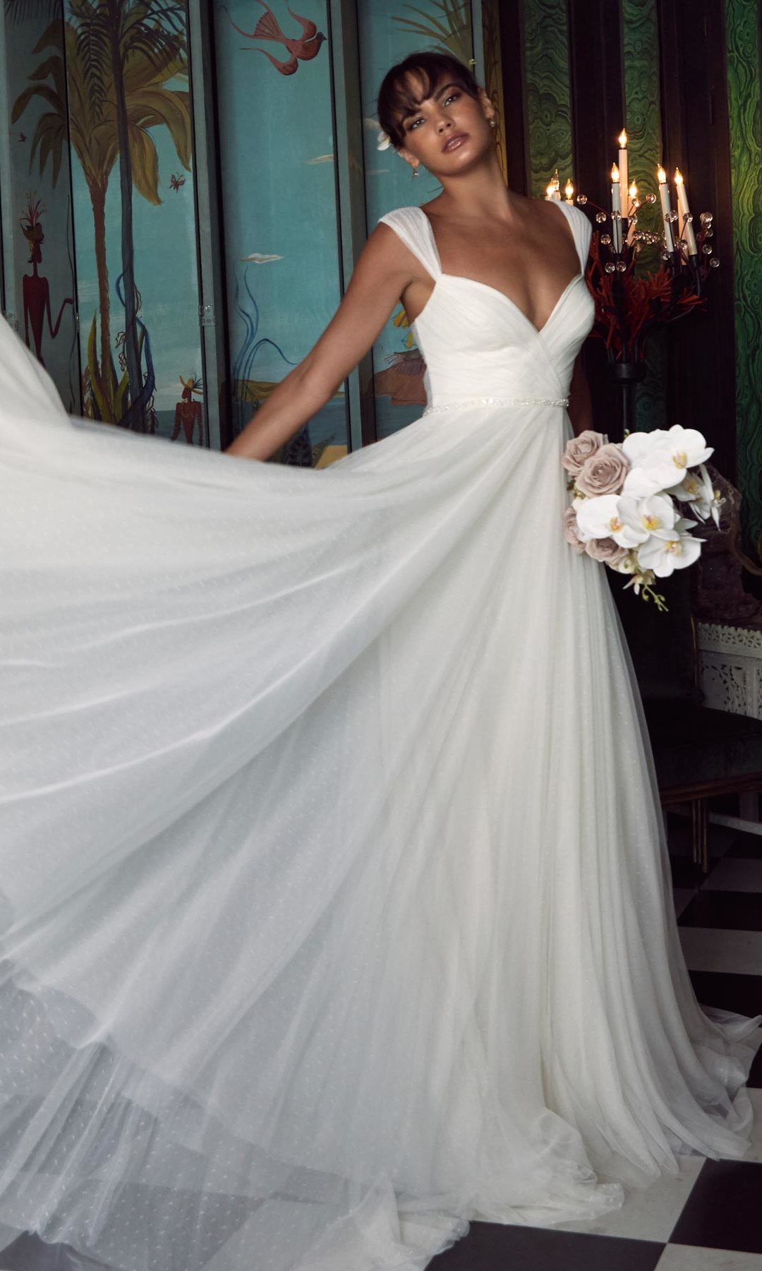 Eine elegante Braut im Schlafzimmer