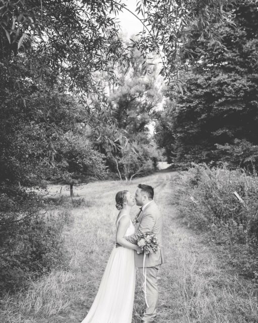 Our #jenaribride @bo.li_sa in @lambertcreations ✨ Wir wünschen Euch vom Herzen alles Liebe auf dieser Welt 🥰 // Du sahst so bezaubernd aus 🫶🏻

#realbride #realwedding #bride #weddinginspiration #weddingideas #love #rusticwedding

foto @renewarichphotography