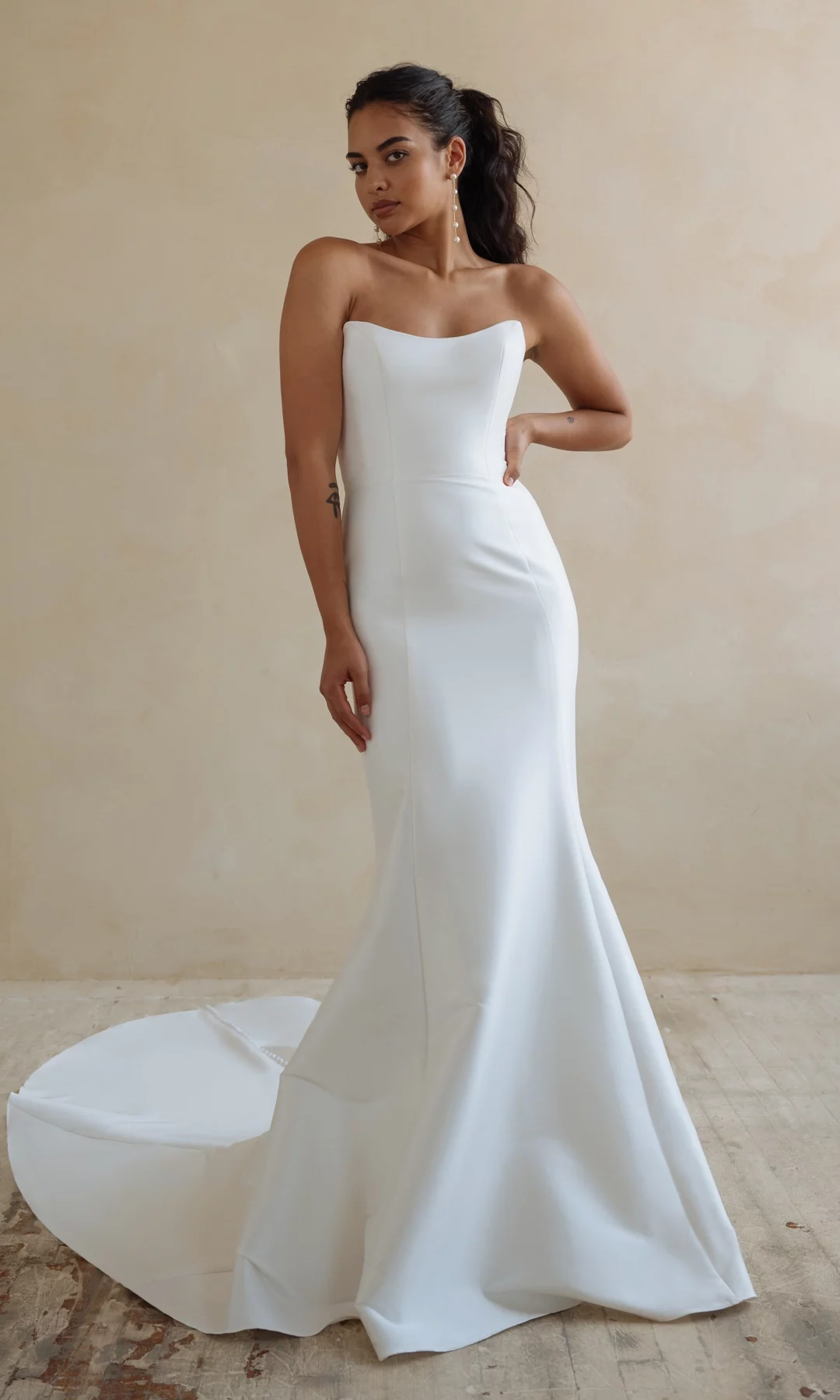 schlichtes Brautkleid mit Kathedralschleppe